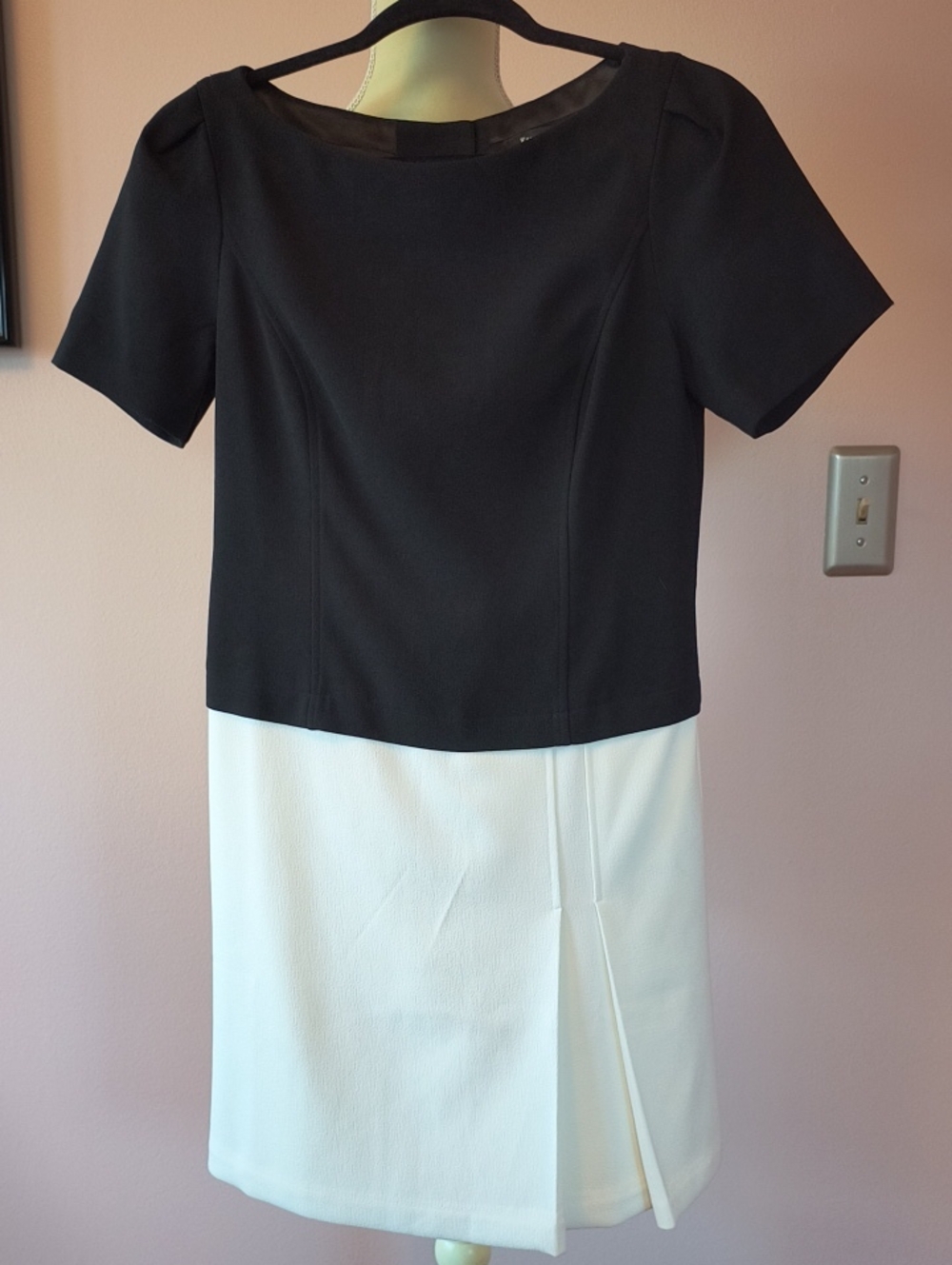 White House Black Market Black and White Short Sleeve Sheath Dress